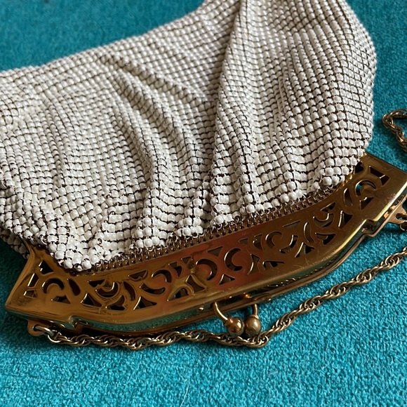 Whiting & Davis chain purse white with gold - Picture 3 of 5